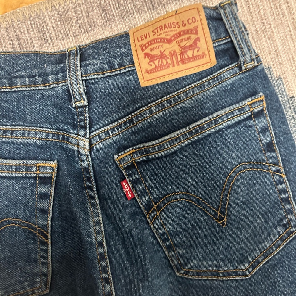 Women's Levi Blue Jeans - Picture 4 of 6